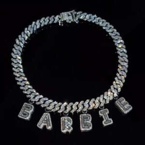 Collier Icy Barbie BARBIE argenté à maillons cubains pavés et lettres suspendues sur fond noir