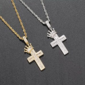Colliers King Cross ICE doré et argenté avec pendentifs croix et couronnes sur fond noir