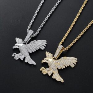 Colliers Royal Eagle ICE argenté et doré avec pendentifs aigles couronnés sur fond noir