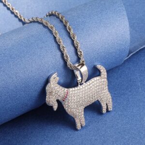 Collier GOAT ICE argenté avec pendentif chèvre pavée et chaîne torsadée sur fond bleu