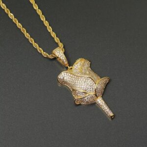 Pendentif Flower ICE rose dorée en relief pavée, avec chaîne torsadée sur fond gris