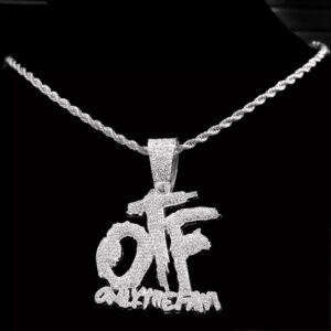 Pendentif OTF Gang ICE argenté pavé avec inscription Only The Family, sur chaîne torsadée et support noir