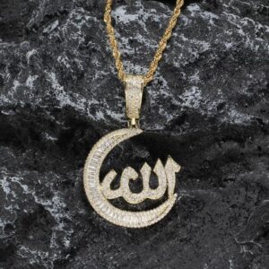Pendentif Allah Moon ICE doré avec calligraphie arabe, croissant serti et chaîne torsadée sur roche noire
