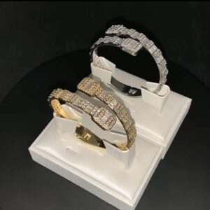 Bracelets joncs Crystal Lady Wrist doré et argenté à extrémités rectangulaires sur présentoirs blancs