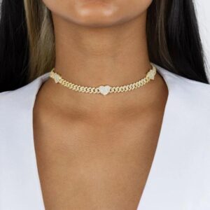 Collier Spaced Love ICE doré à maille cubaine sertie et trois cœurs pavés, porté près du cou sur un haut blanc