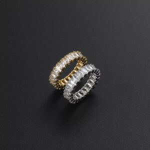 Bagues Simple Cristal ICE dorée et argentée à une rangée de pierres allongées serties à griffes sur fond sombre