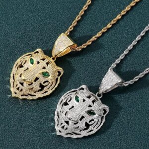 Pendentifs Big Félin ICE doré et argenté, têtes de félin ajourées aux yeux verts avec chaînes torsadées sur fond vert sombre