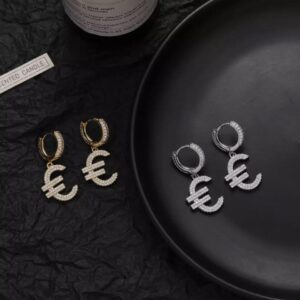 Boucles d’oreilles Million d’€uro dorées et argentées, anneaux sertis et symboles euro pavés sur fond sombre