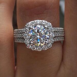 Bague Éternel Shining argentée portée, gros plan de la pierre ronde centrale et du halo pavé