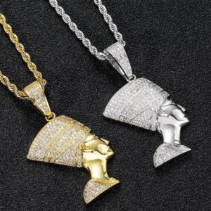 Pendentifs Pharaon Head ICE doré et argenté à profils égyptiens, hautes coiffes pavées et chaînes torsadées sur fond noir