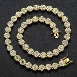 Collier Cristal Balls ICE doré à maillons ronds sertis, enroulé sur fond noir avec fermoir ouvert