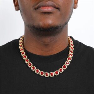 Collier Red Love ICE doré à cœurs rouges porté sur un tee-shirt noir