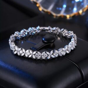 Bracelet Nature Flowers ICE argenté à motifs floraux et pierres claires posé sur un support noir