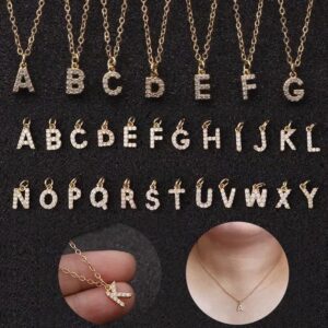 Exemples de pendentifs Initial Cristal Necklace dorés à lettres serties, avec vues sur chaîne fine