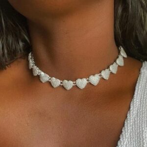 Collier Amour Éternel ICE argenté à rangée de cœurs pavés porté au cou