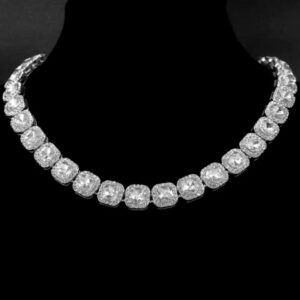 Collier Holy Diamonds argenté à pierres claires et halos, présenté sur un buste noir
