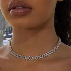 Collier Small Cuban Link argenté à maillons cubains ornés de pierres porté autour du cou