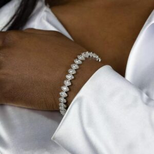 Bracelet Doe Eyes Ice argenté à motifs navette porté au poignet avec une chemise blanche