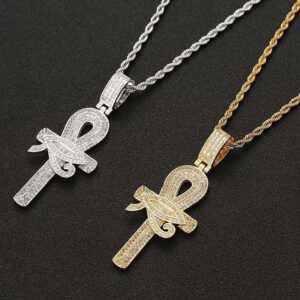 Pendentifs croix d'Ankh œil d'Horus Ice argenté et doré avec chaînes torsadées sur fond sombre