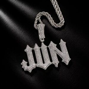 Pendentif Trapstar Ice argenté JWN en lettres gothiques pavées avec chaîne torsadée sur fond noir