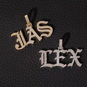 Pendentifs Classic Ice personnalisés JAS doré et LEX argenté en lettres gothiques pavées sur fond noir