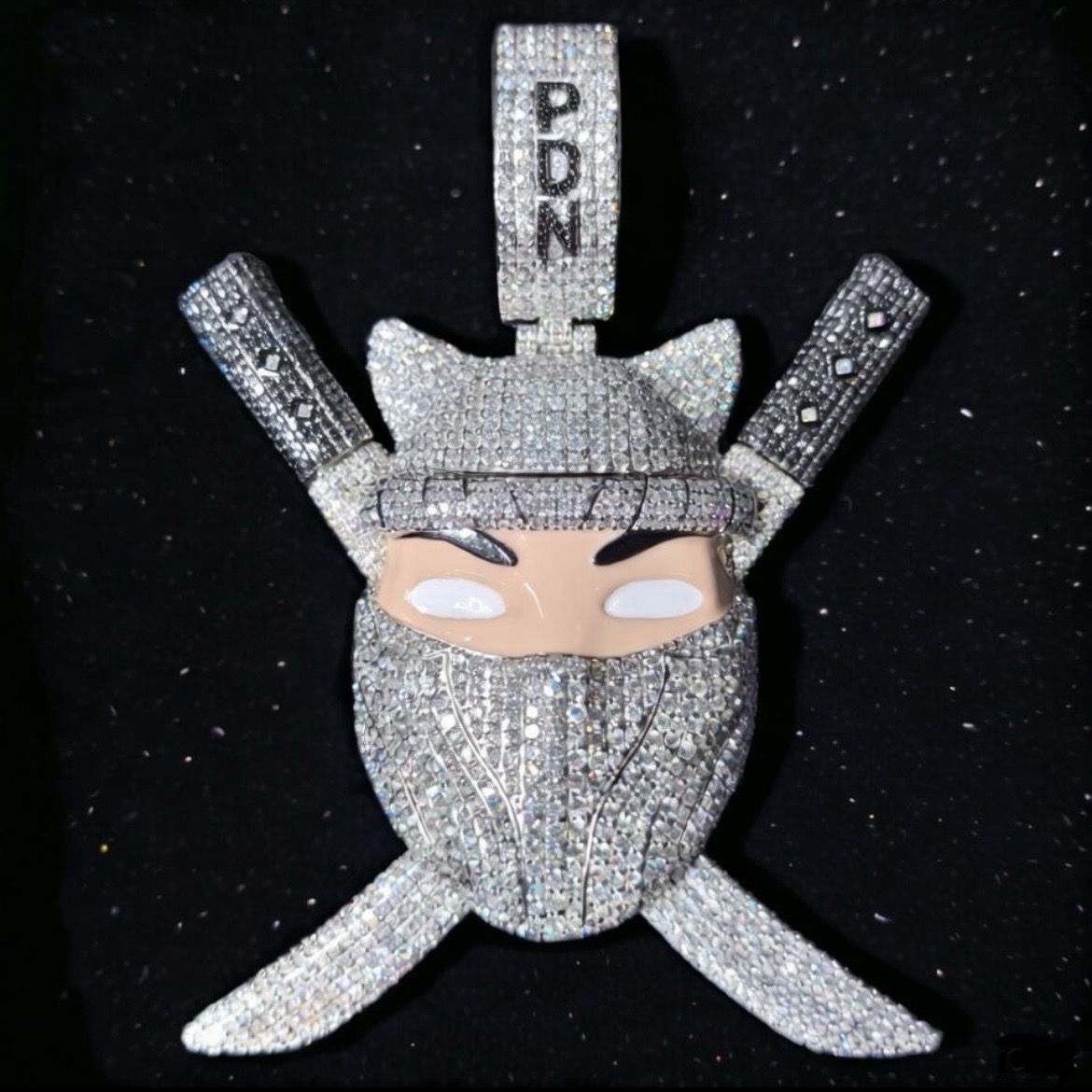 Pendentif sur mesure en forme de ninja, serti de pierres, création ICE PERSO