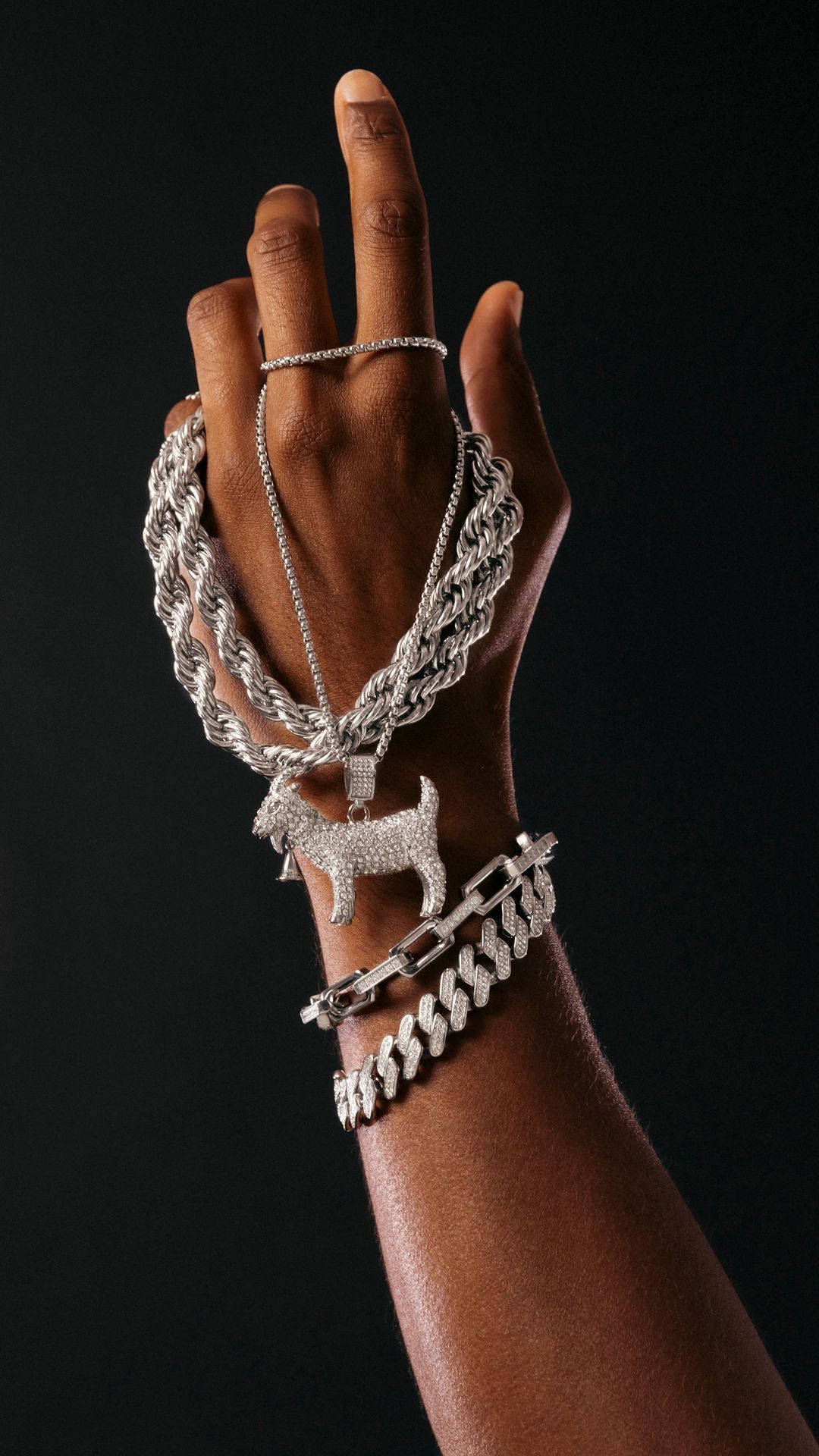 Bijoux hip-hop ICE PERSO portés dans un style urbain premium